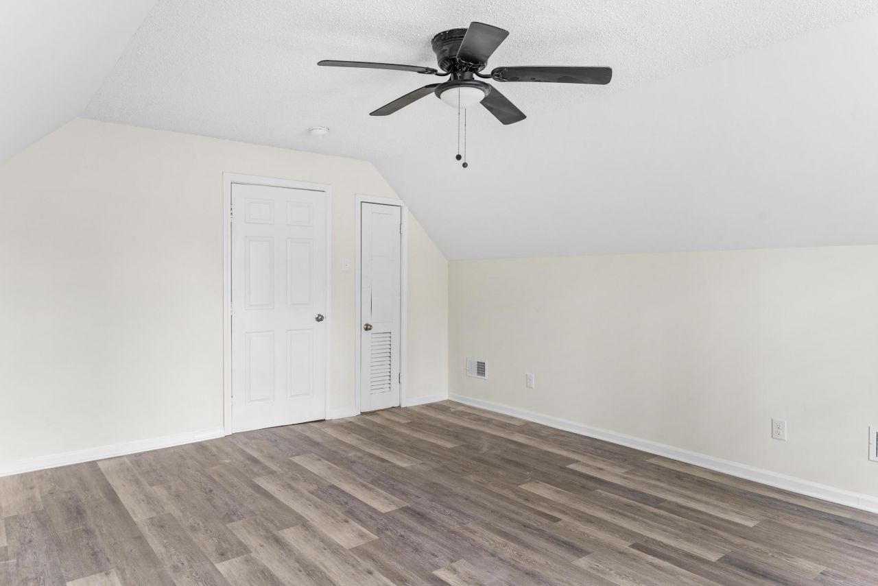 1587 Henley Street Photo 18