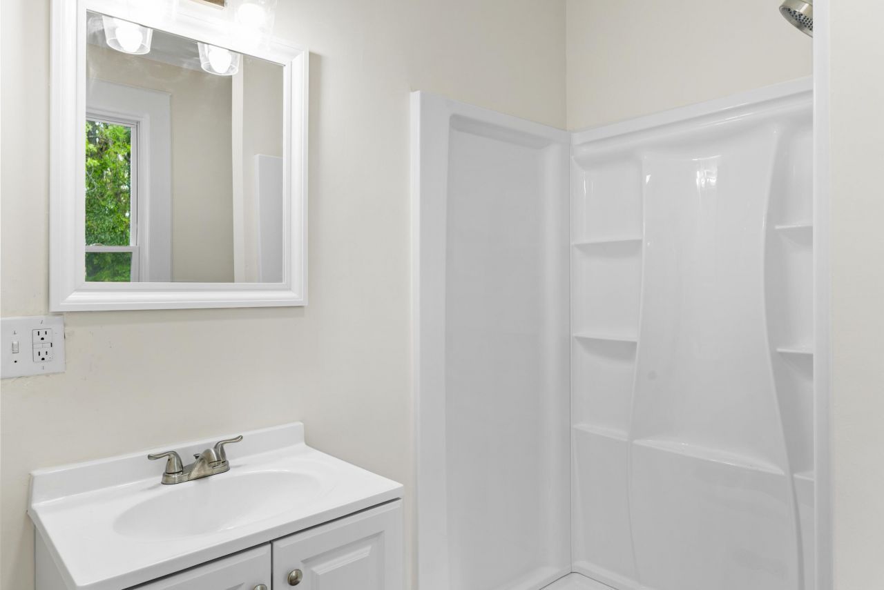 1587 Henley Street Photo 19