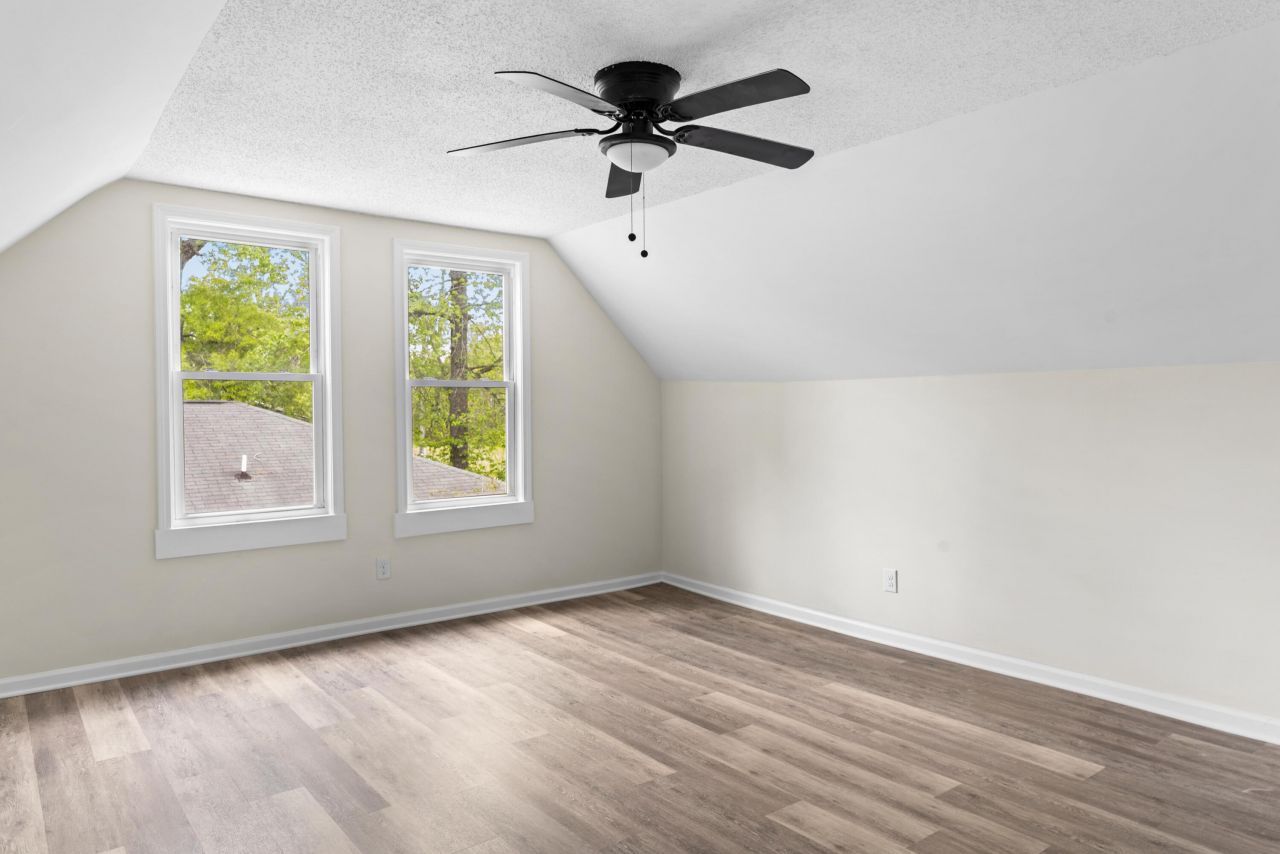 1587 Henley Street Photo 22