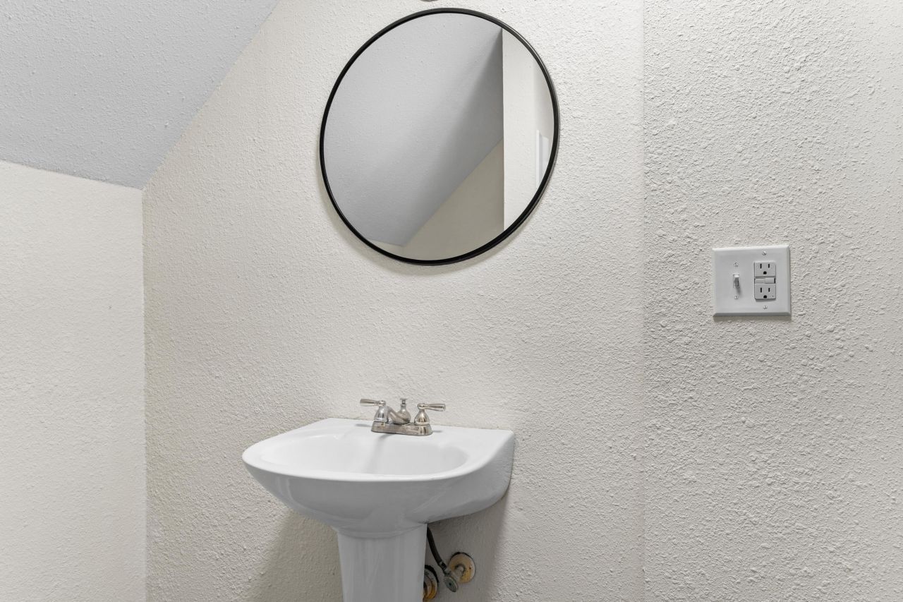 1587 Henley Street Photo 24