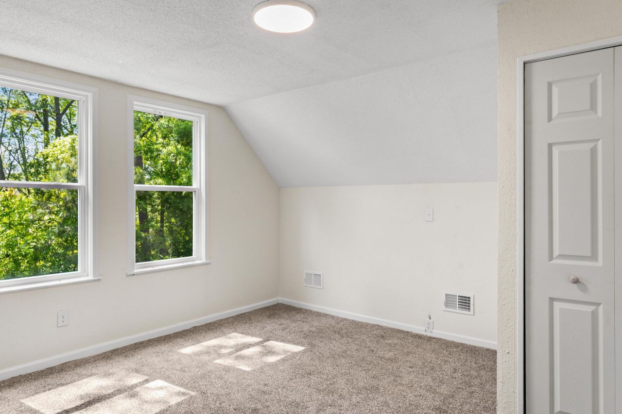 1587 Henley Street Photo 26