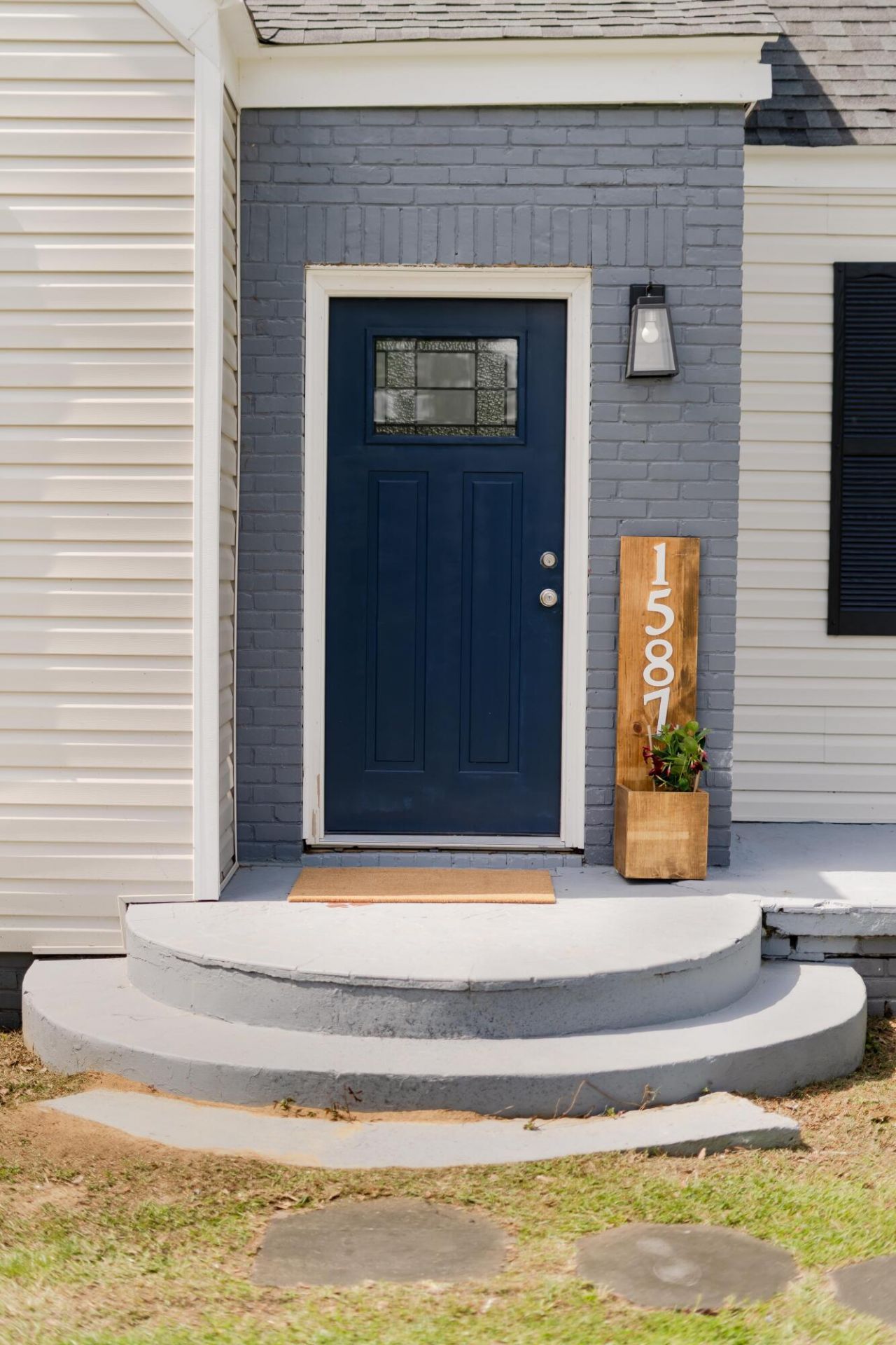 1587 Henley Street Photo 4