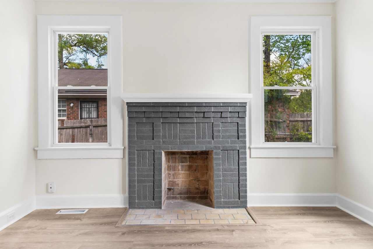 1587 Henley Street Photo 5