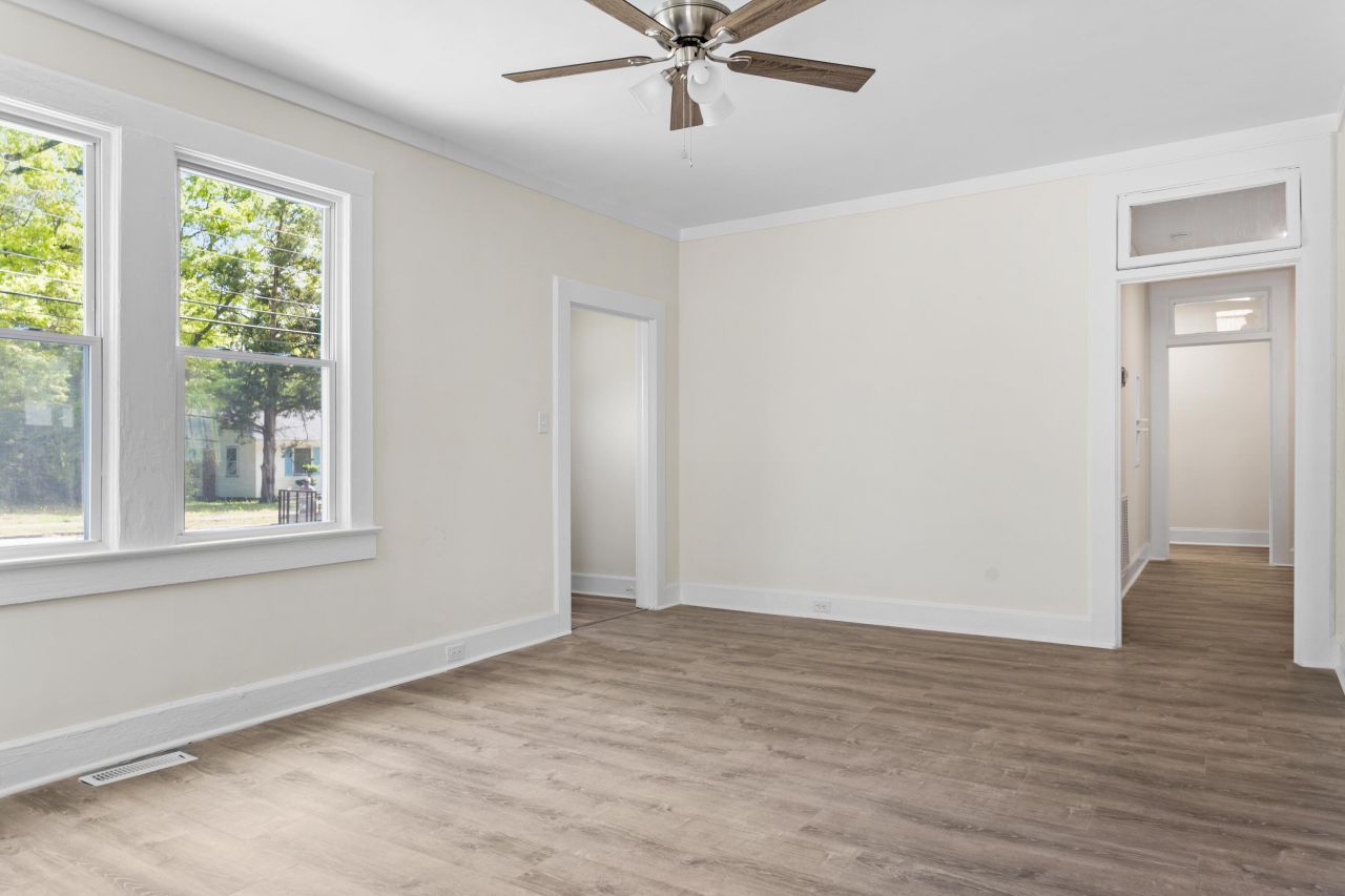 1587 Henley Street Photo 6