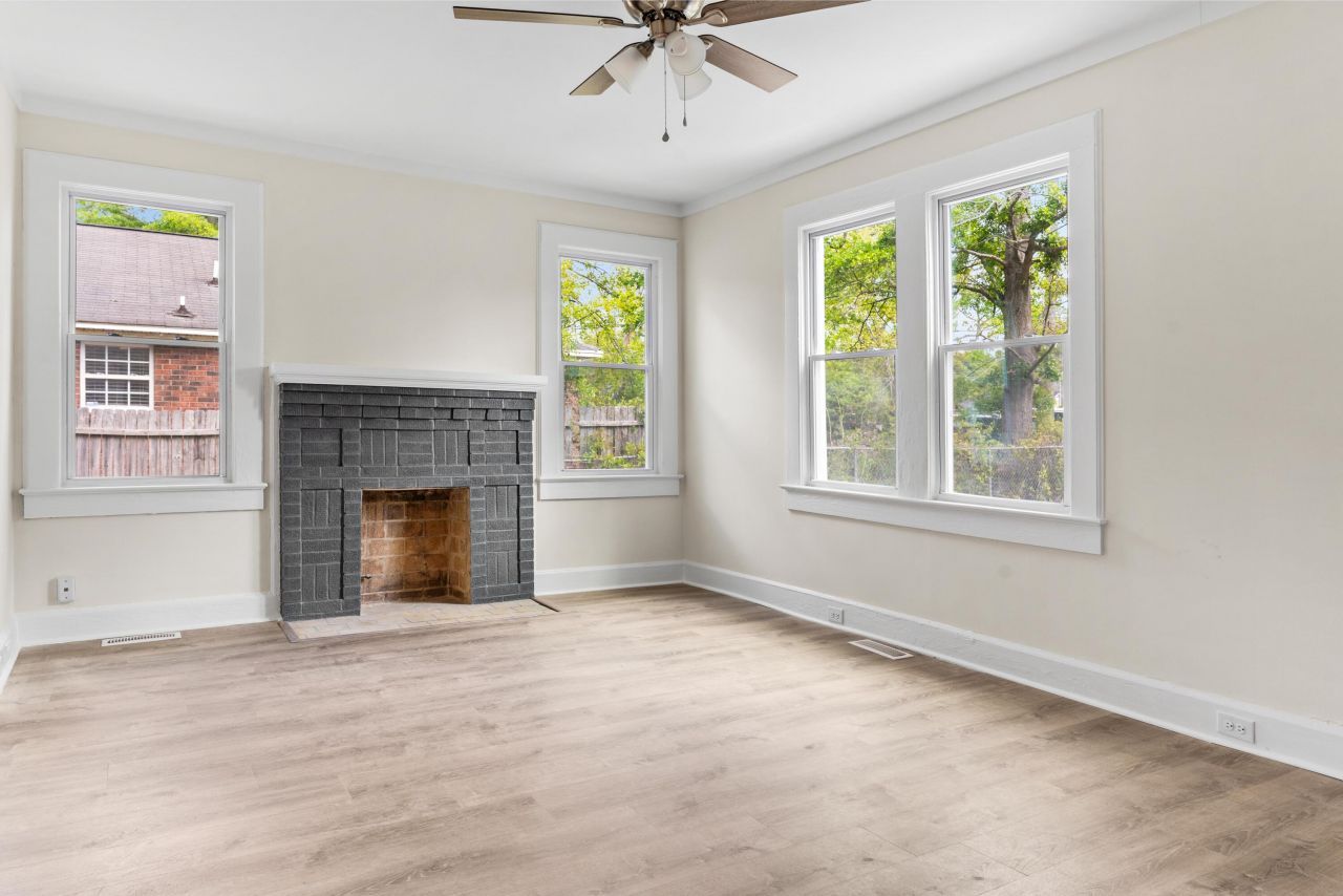 1587 Henley Street Photo 7