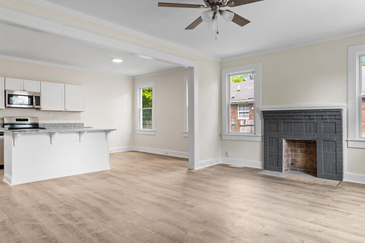 1587 Henley Street Photo 8