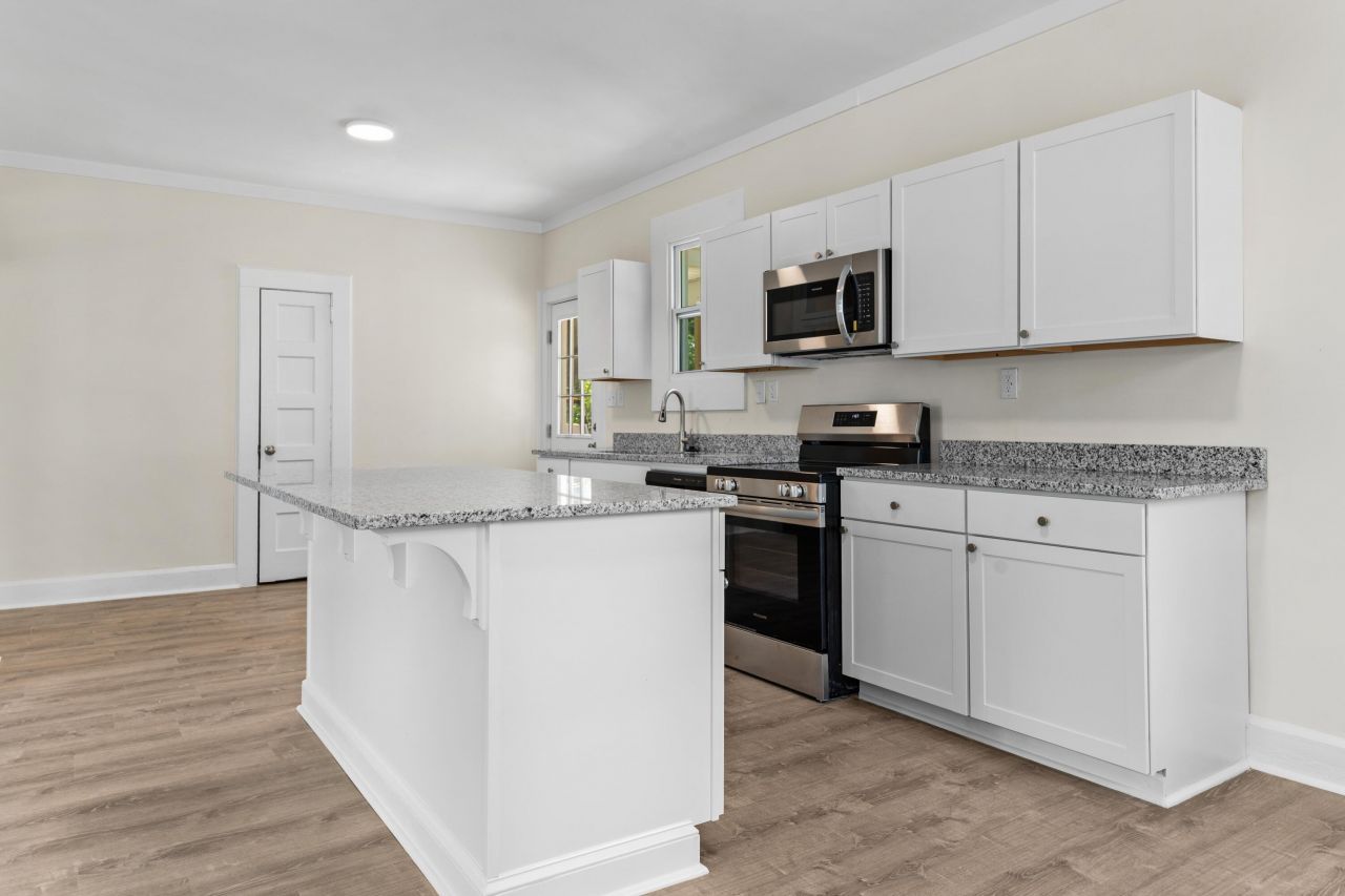 1587 Henley Street Photo 9