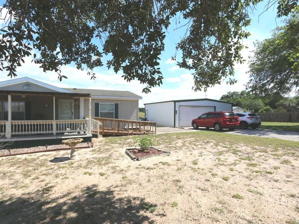 133 Oak View, La Vernia, TX 78121