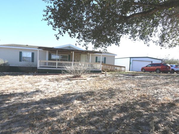 133 Oak View, La Vernia, TX 78121