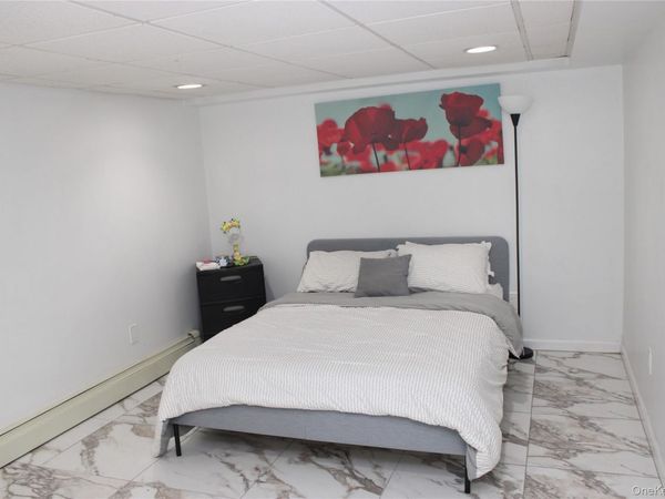 16 Shelley Place , Huntington Station, NY 11746