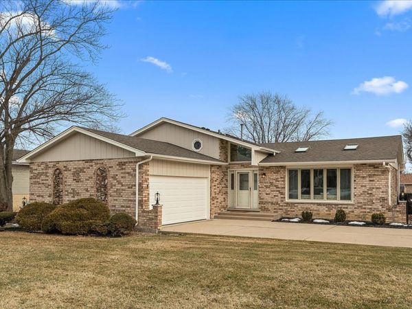 267 Center Road, Frankfort, IL 60423