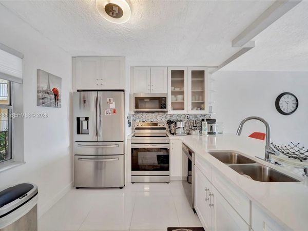 2801 Somerset Dr, Unit 215, Lauderdale Lakes, FL 33311