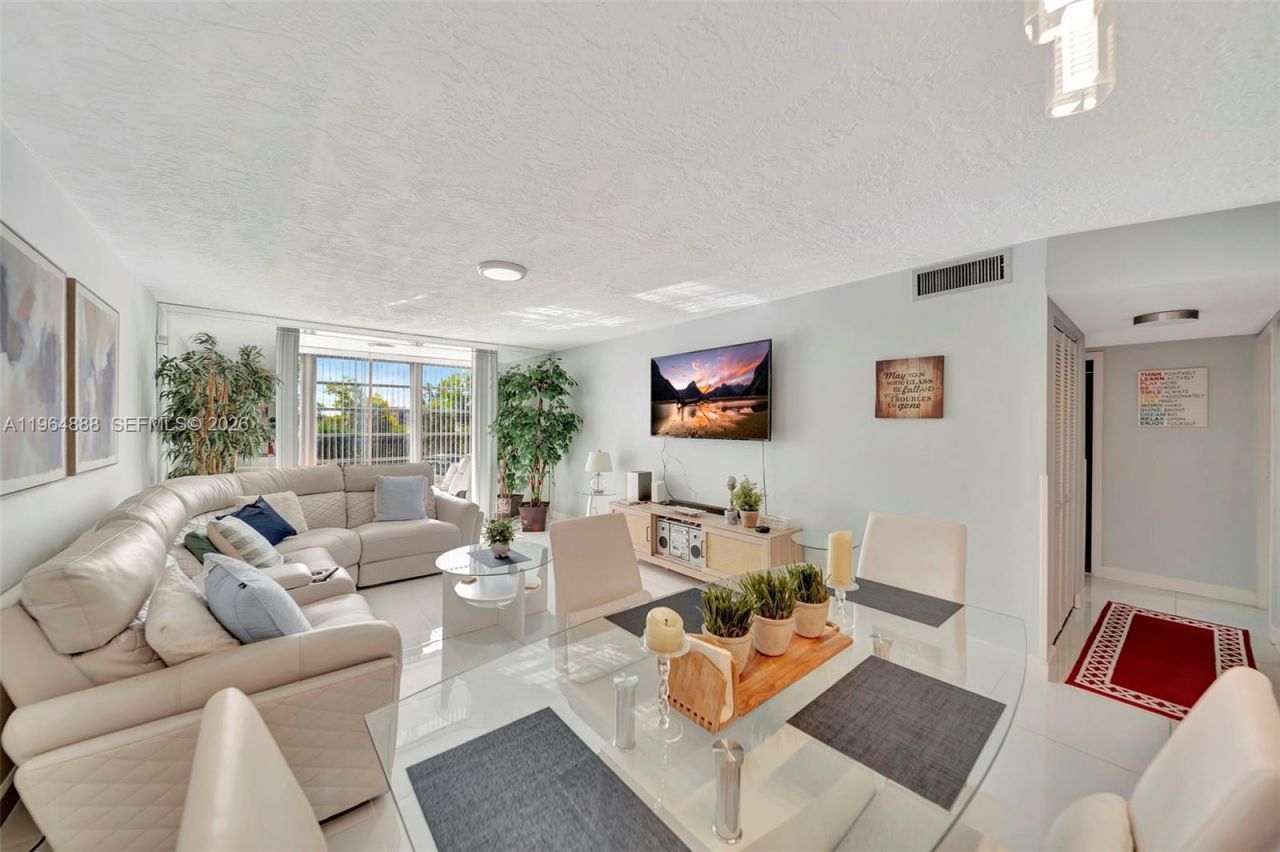 2801 Somerset Dr, Unit 215, Lauderdale Lakes, FL 33311 Photo