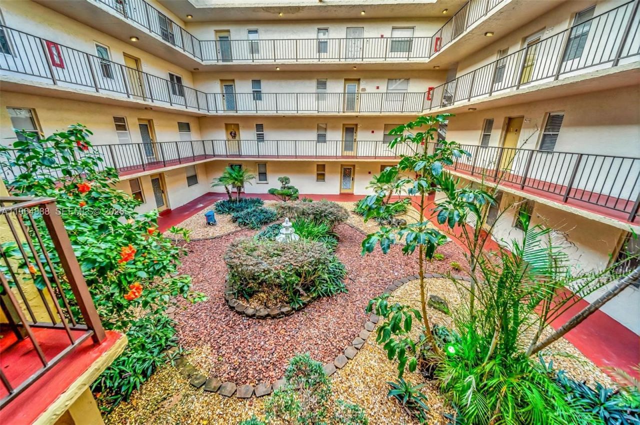 2801 Somerset Dr, Unit 215, Lauderdale Lakes, FL 33311 Photo