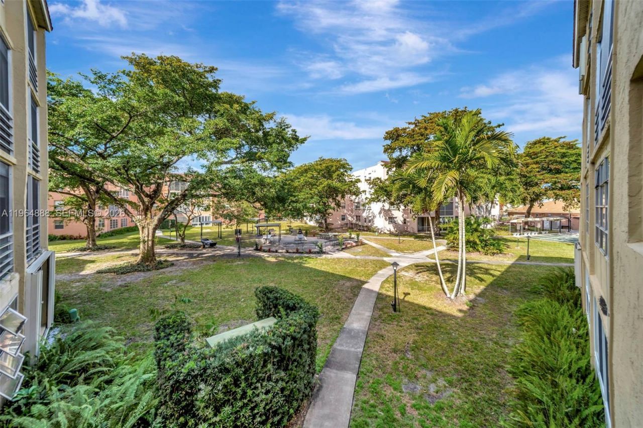 2801 Somerset Dr, Unit 215, Lauderdale Lakes, FL 33311 Photo