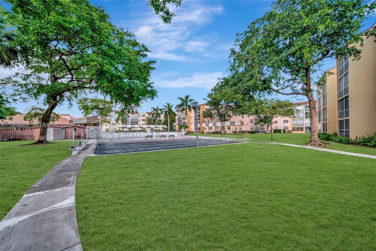 2801 Somerset Dr, Unit 215, Lauderdale Lakes, FL 33311 Photo