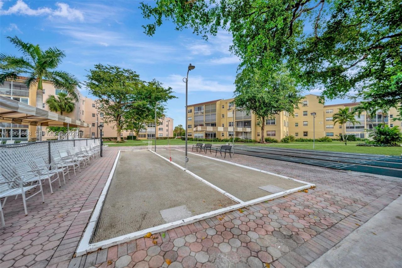 2801 Somerset Dr, Unit 215, Lauderdale Lakes, FL 33311 Photo