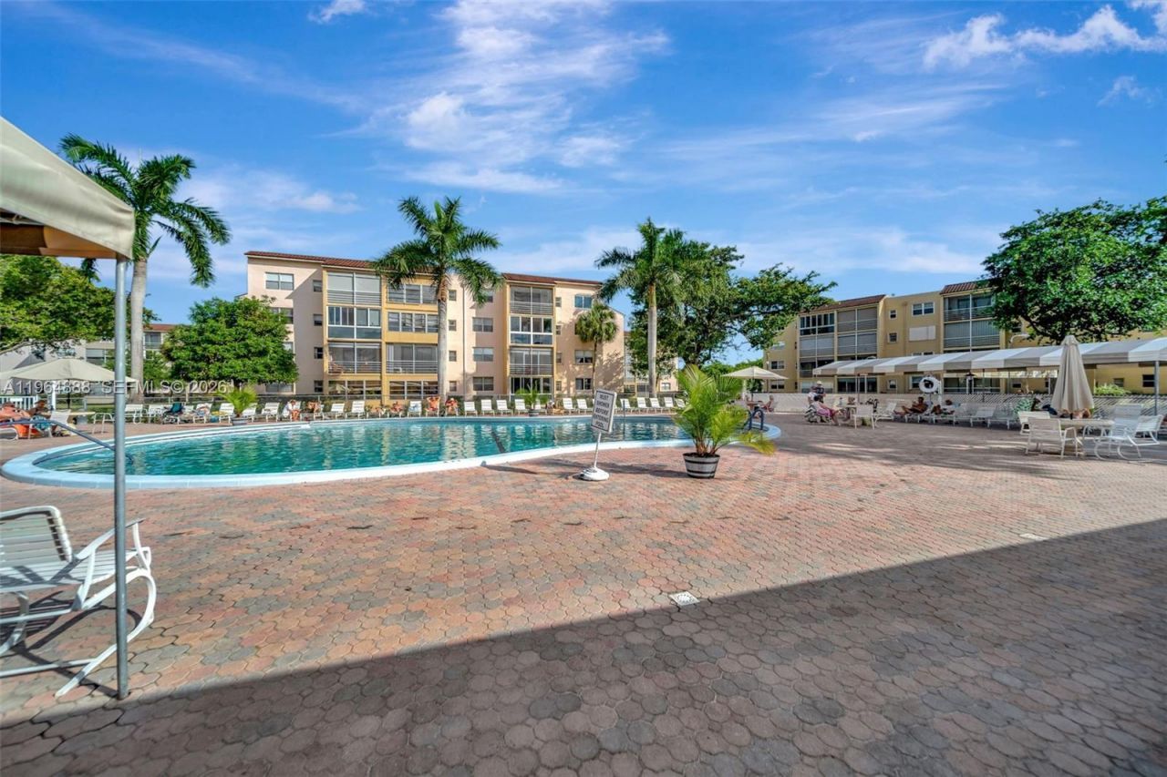 2801 Somerset Dr, Unit 215, Lauderdale Lakes, FL 33311 Photo