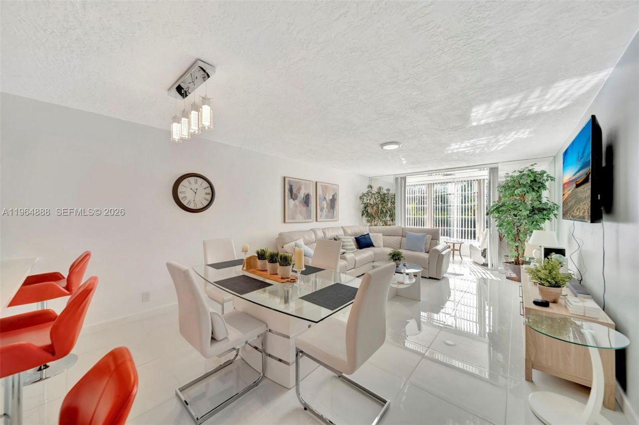 2801 Somerset Dr, Unit 215, Lauderdale Lakes, FL 33311 Photo