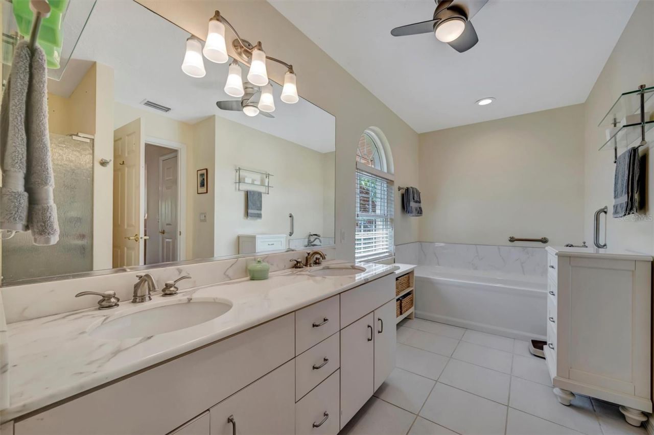 6183 Misty Oaks Drive, Sarasota, FL 34243 Photo