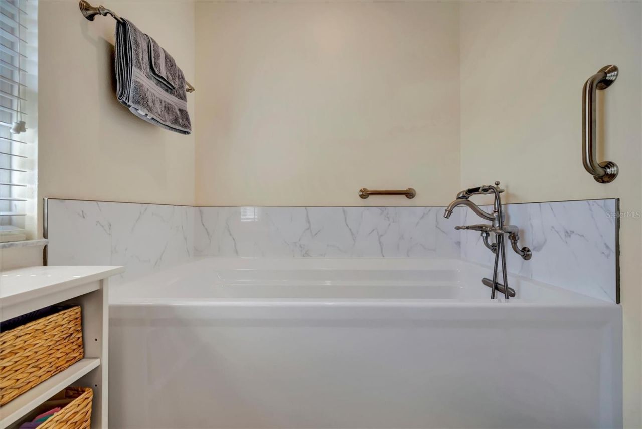 6183 Misty Oaks Drive, Sarasota, FL 34243 Photo