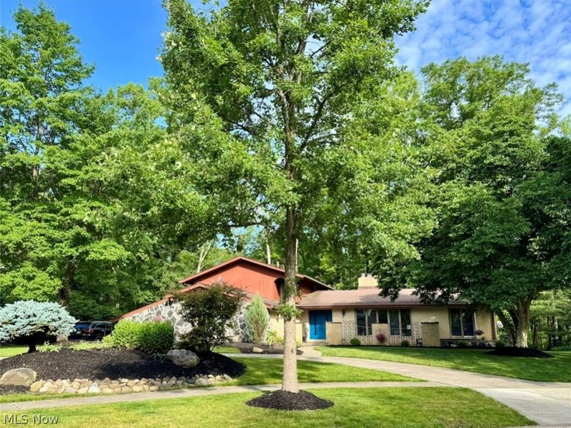 8630 Hollis Lane, Brecksville, OH 44141 Photo 2