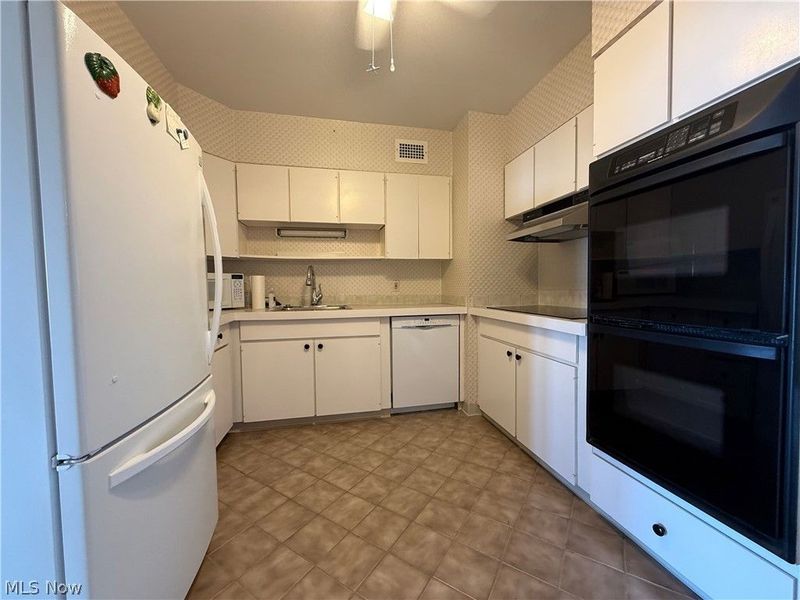 1 Bratenahl Place, Unit 1101, Bratenahl, OH 44108 Photo 7