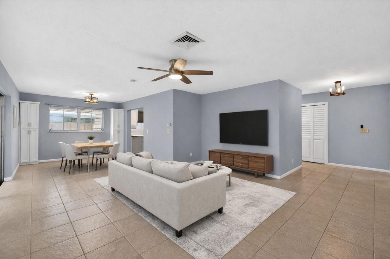 423 Pine Tree Court, Unit 23, Atlantis, FL 33462 Photo