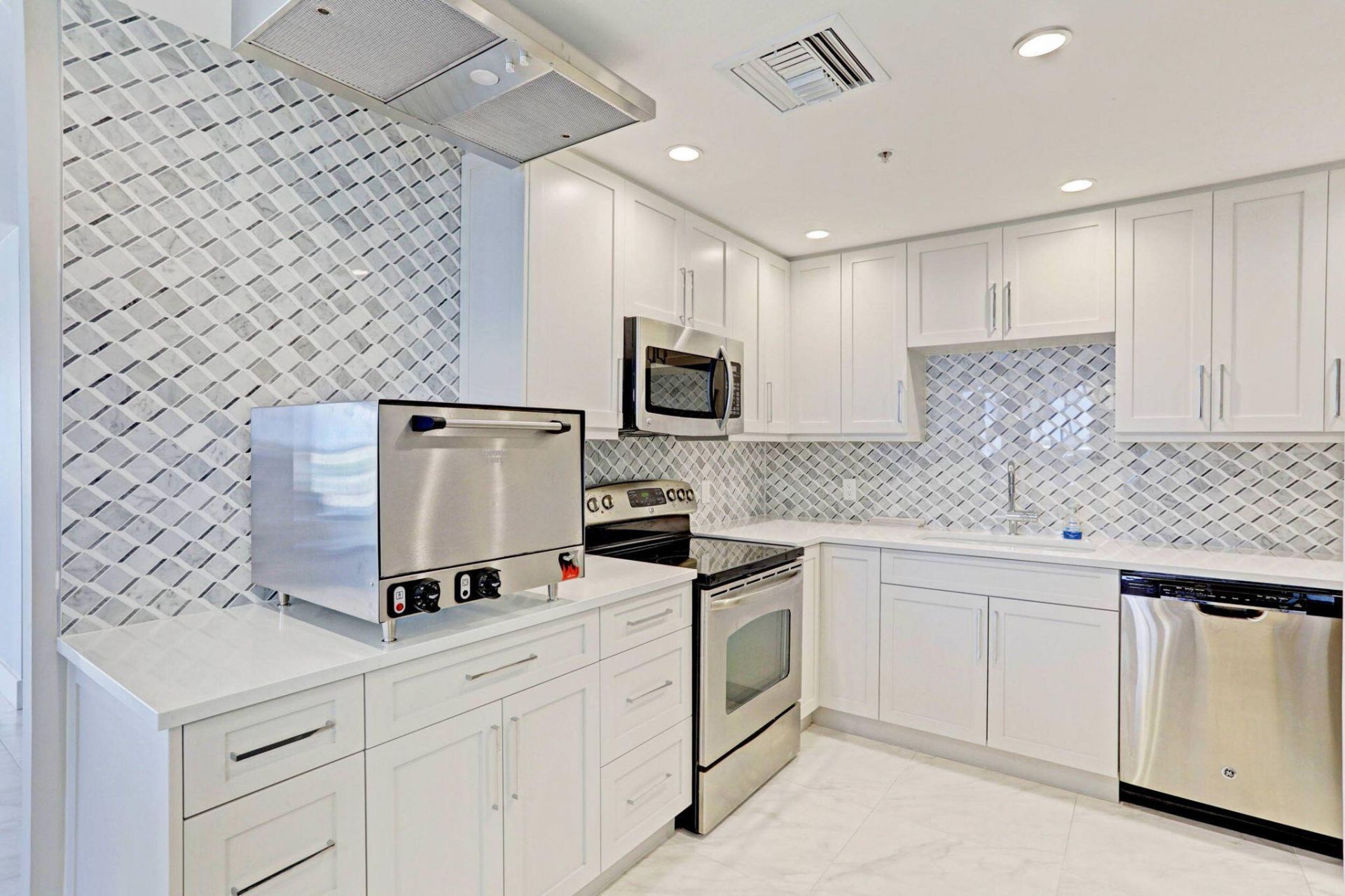 5280 N Ocean Drive, Unit 14-D, Riviera Beach, FL 33404 Photo