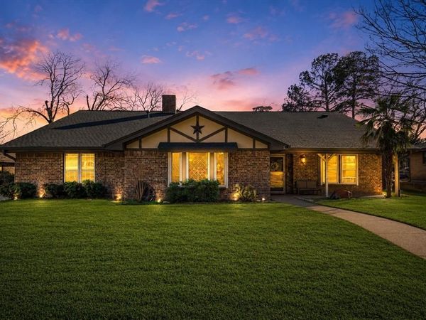 2206 Oak Forest Court, Arlington, TX 76012