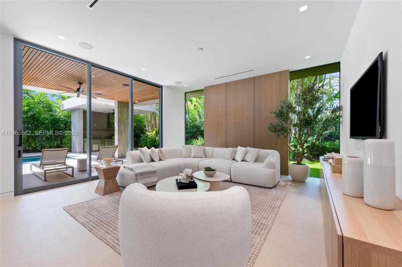 215 S Shore Dr, Miami, FL 33133 Photo