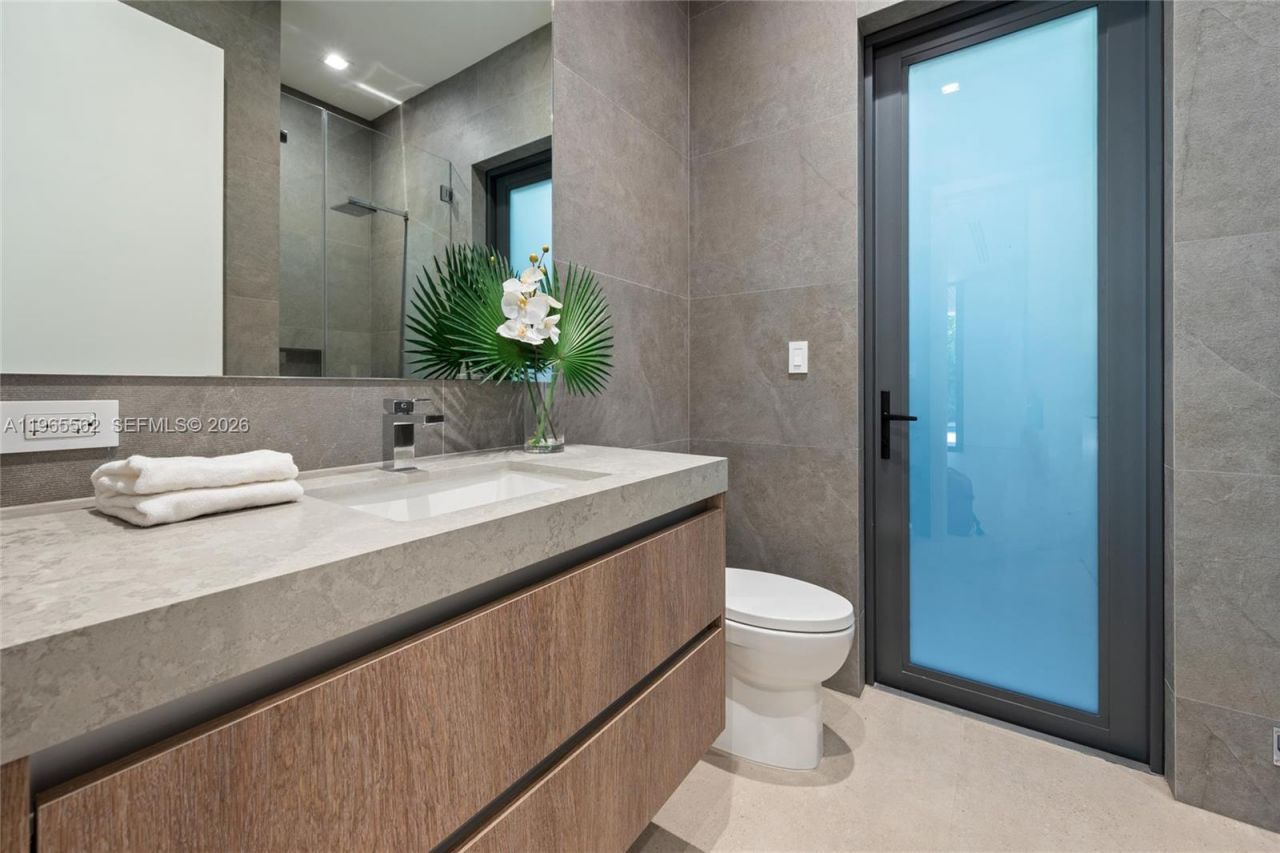 215 S Shore Dr, Miami, FL 33133 Photo