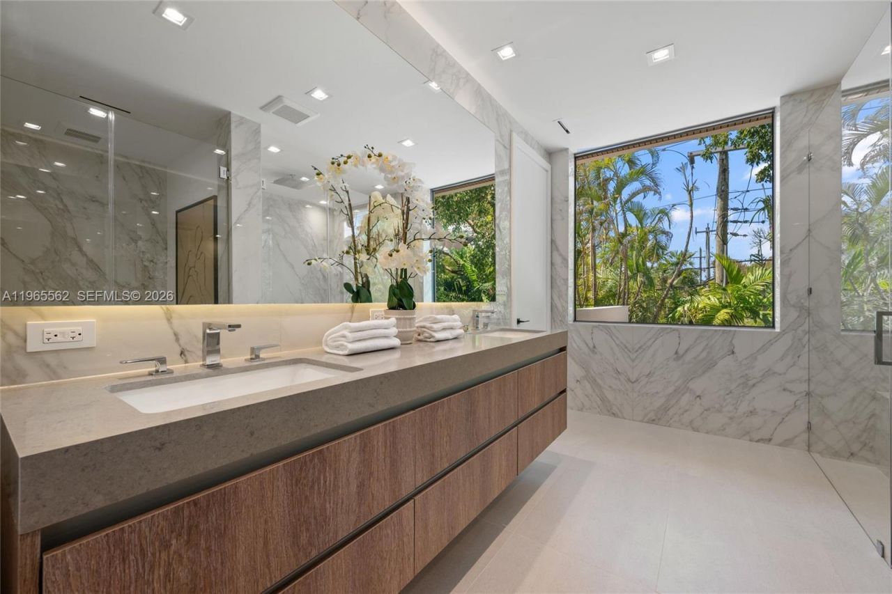 215 S Shore Dr, Miami, FL 33133 Photo