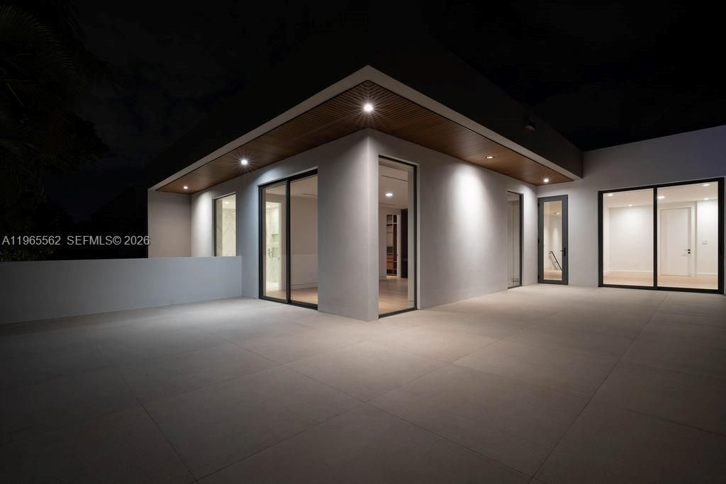 215 S Shore Dr, Miami, FL 33133 Photo