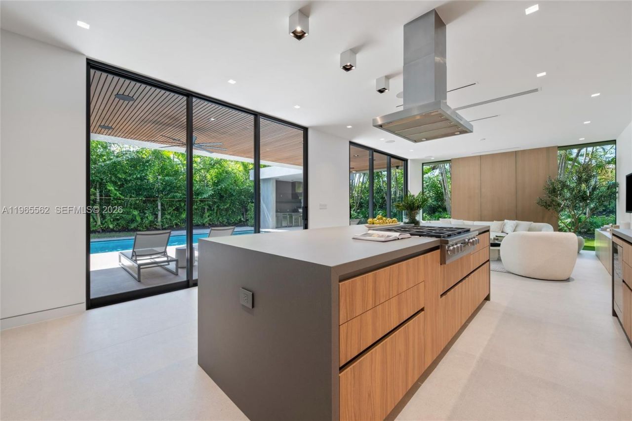 215 S Shore Dr, Miami, FL 33133 Photo