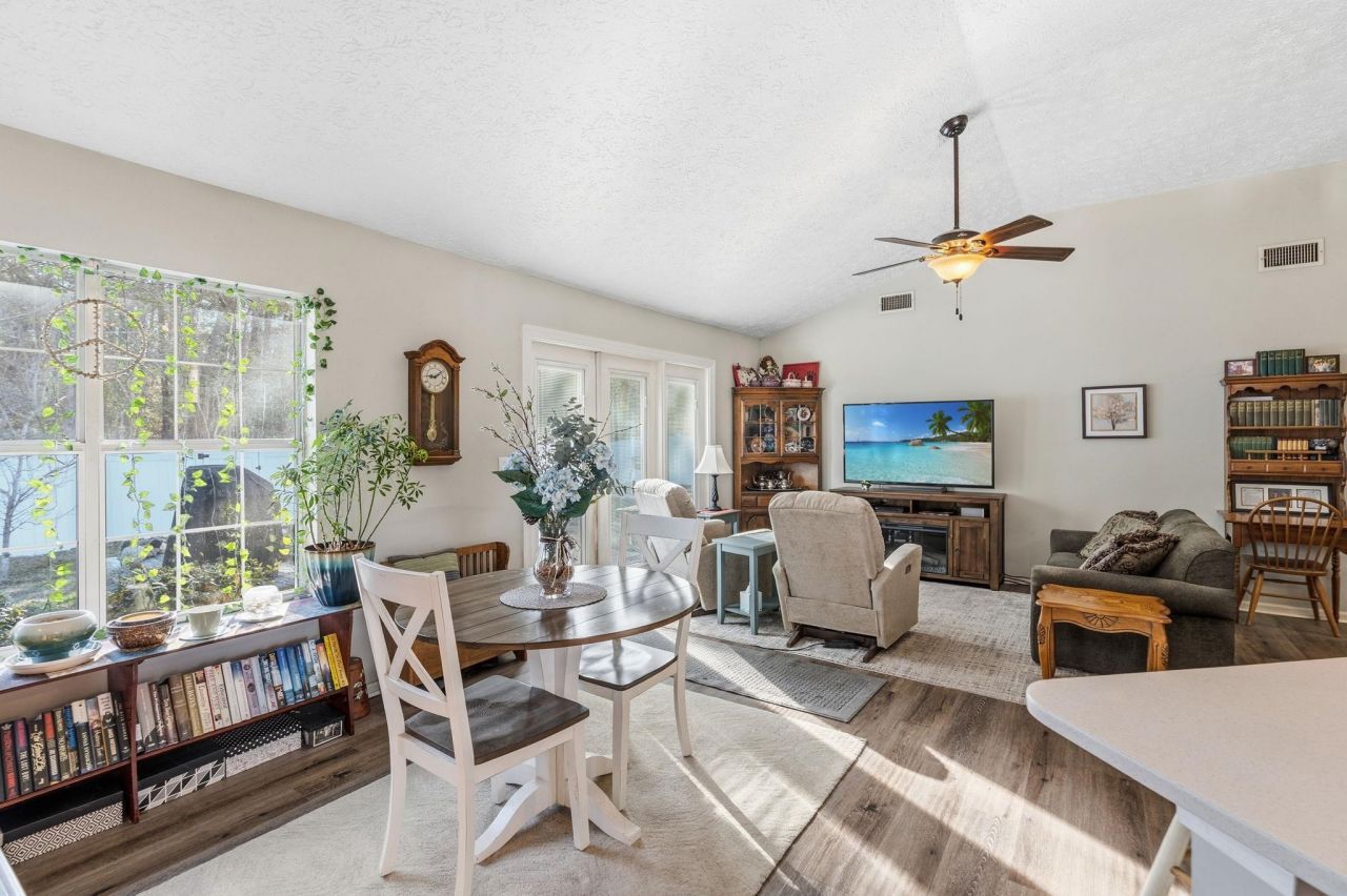 590 Bridgeport Dr. Photo 10