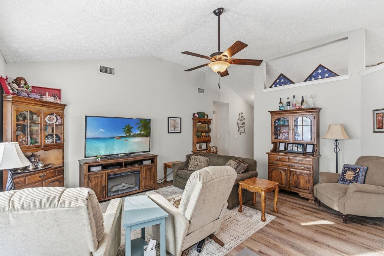 590 Bridgeport Dr. Photo 11