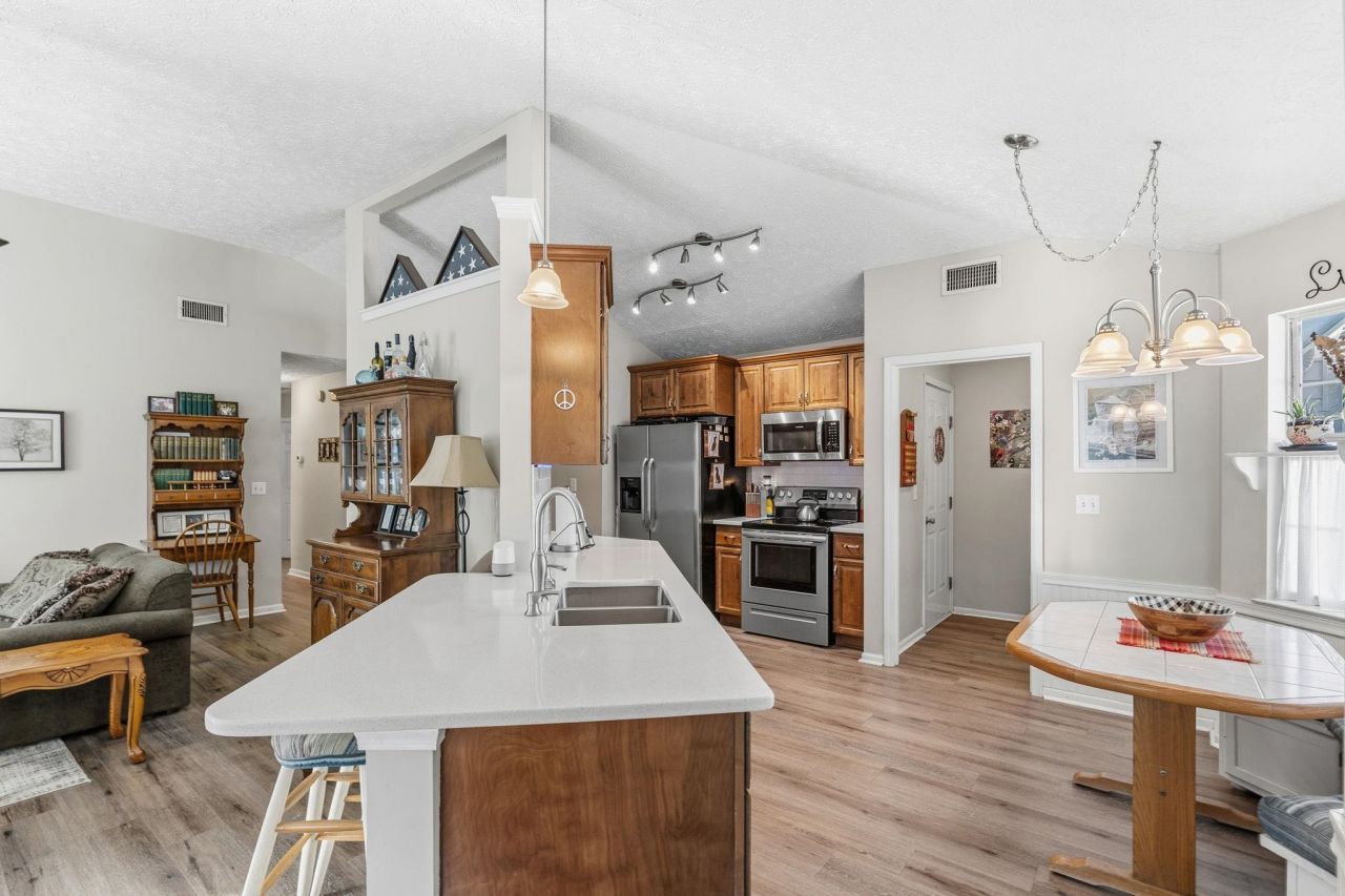 590 Bridgeport Dr. Photo 4