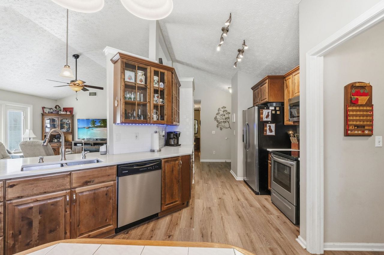 590 Bridgeport Dr. Photo 5