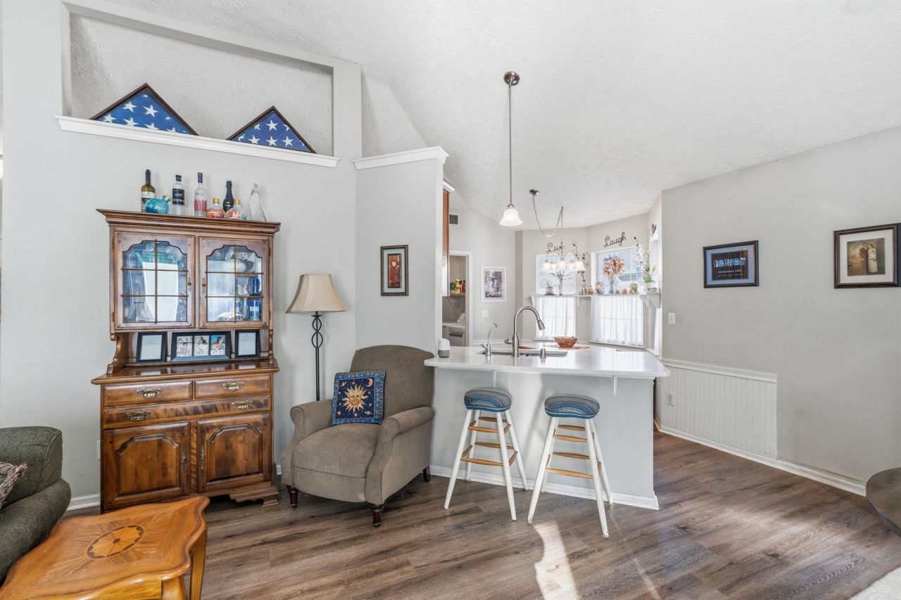 590 Bridgeport Dr. Photo 6