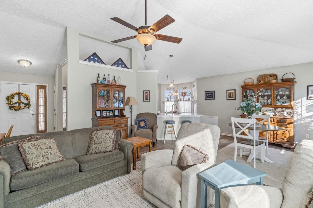 590 Bridgeport Dr. Photo 7