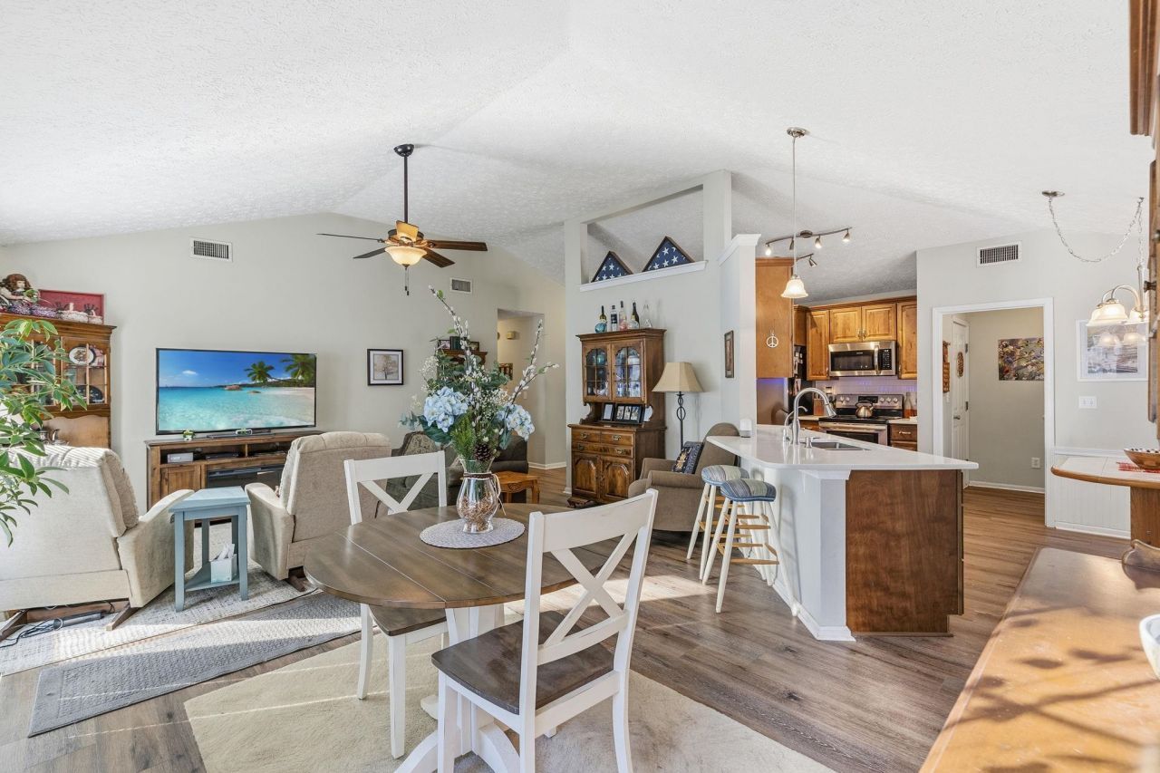 590 Bridgeport Dr. Photo 8