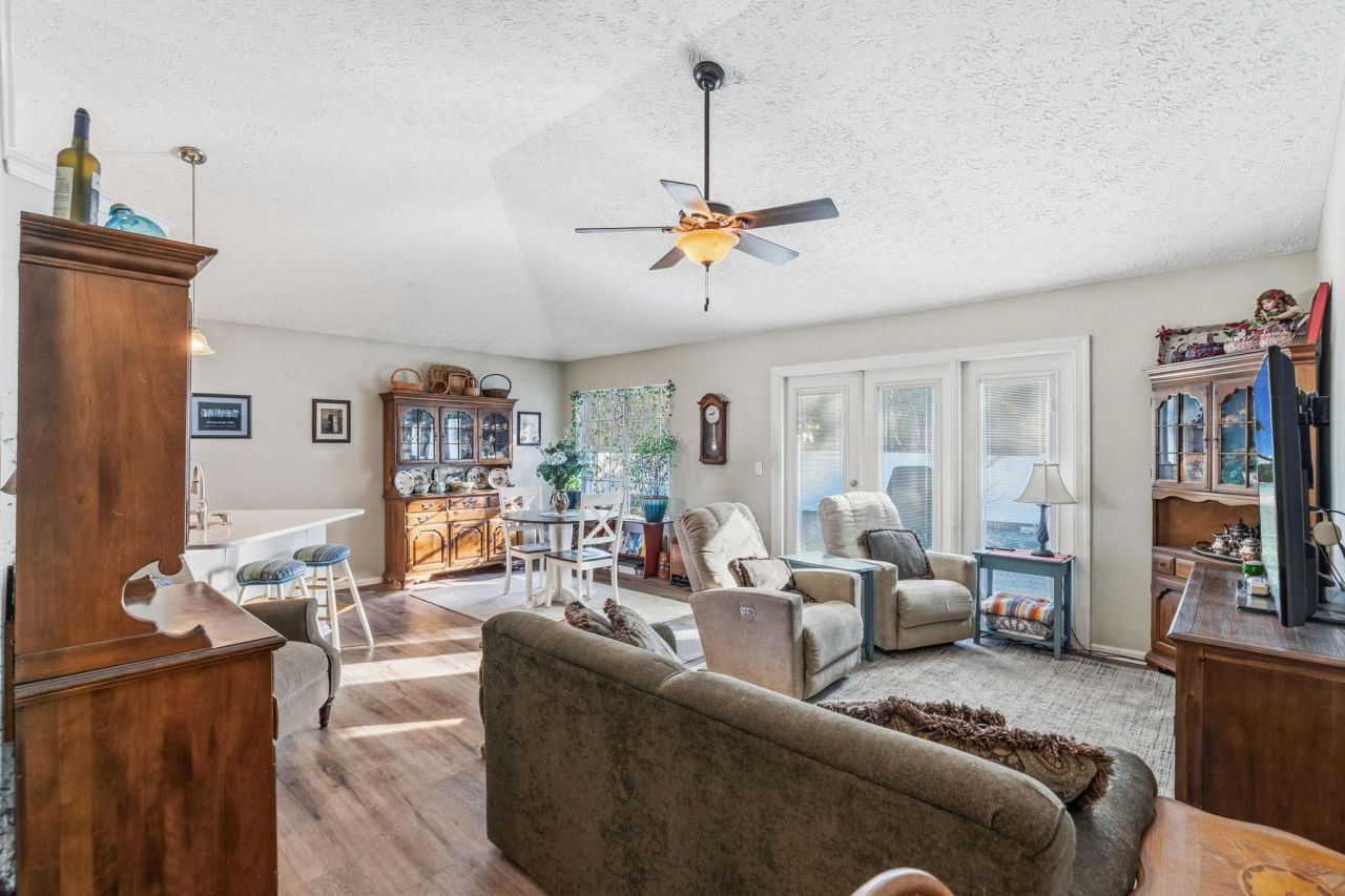 590 Bridgeport Dr. Photo 9