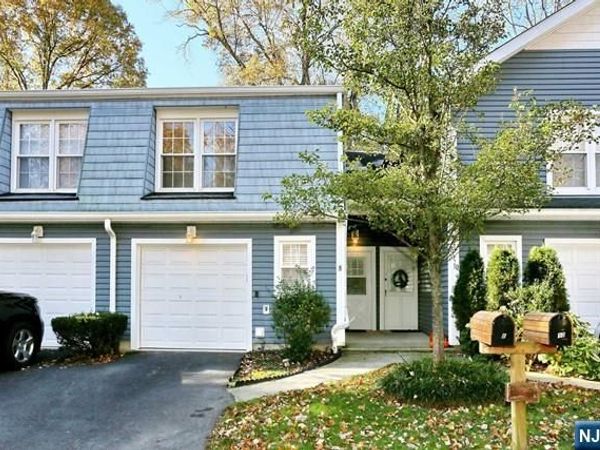 8 Crestwood Mews, ALLENDALE, NJ 07401