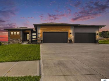 6914 Port Royal Drive , Papillion, NE 68133