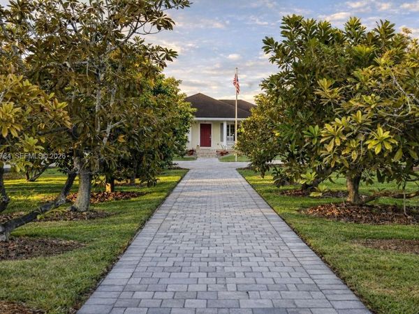 19695 SW 206th St, Miami, FL 33187