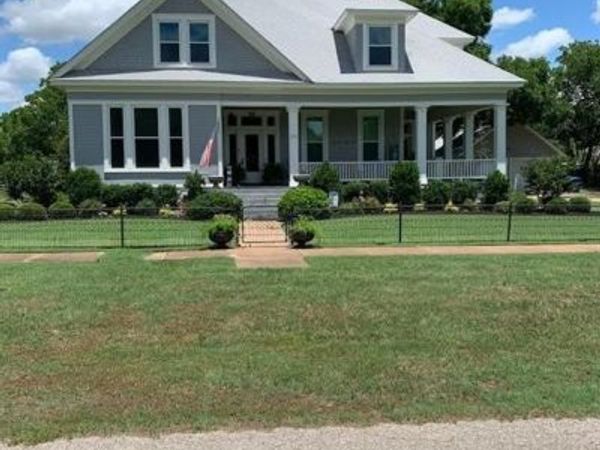 201 E Hayes Avenue , Whitney, TX 76692