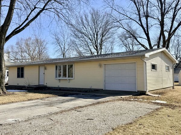302 W Oak Street, Heyworth, IL 61745