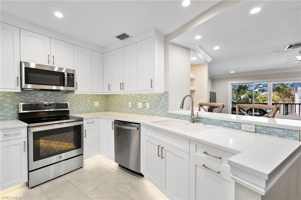 1063 8th St S, Unit 202, Naples, FL 34102 Photo