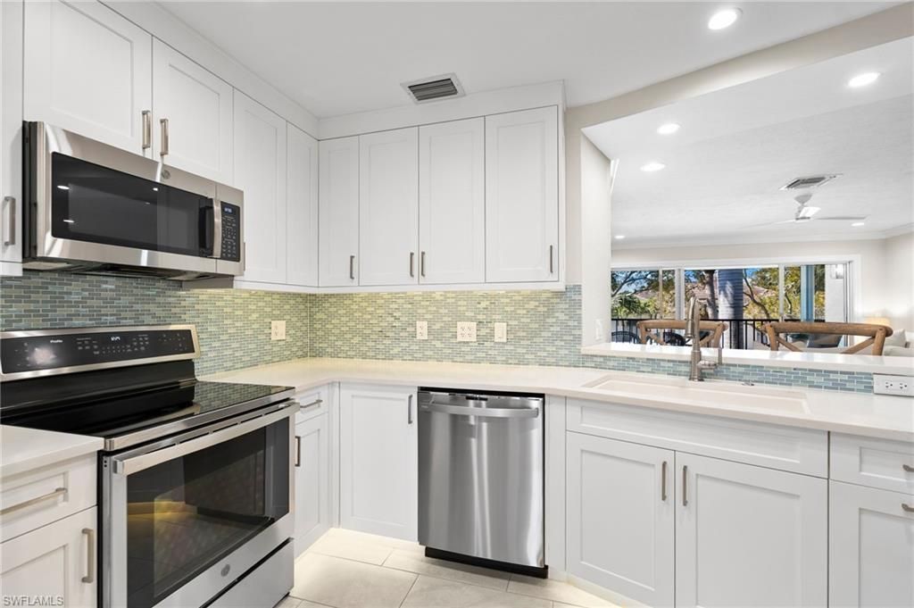 1063 8th St S, Unit 202, Naples, FL 34102 Photo